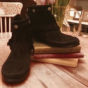Minnetonka black fringe ankle booties w conchos